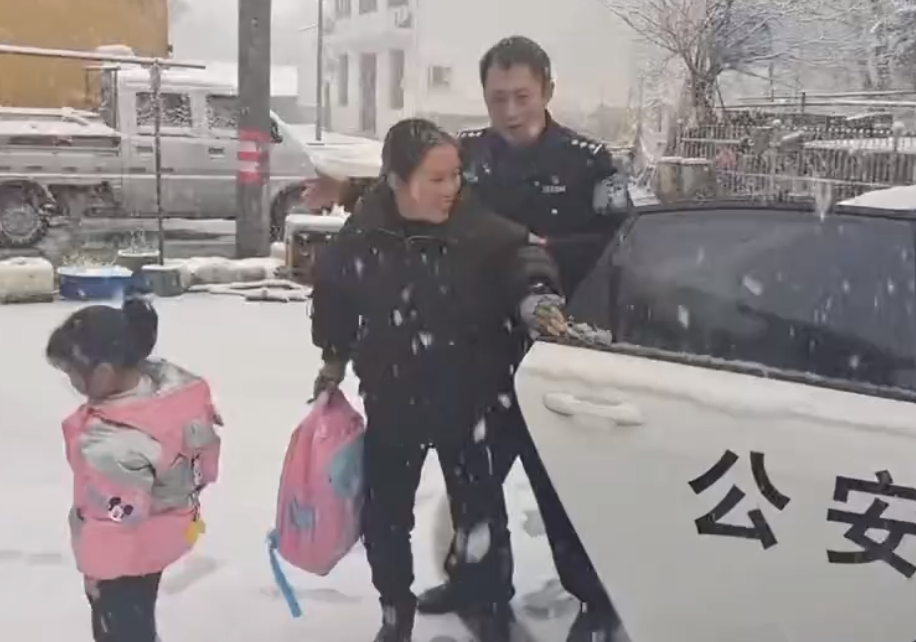 大雪天里,民警将李女士母女送到家门口。 均为受访者供图 大雪天里,民警将李女士母女送到家门口。 均为受访者供图
