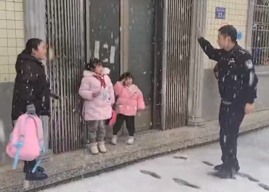 民警将这母女三人送到后,挥手道别,5岁女孩还主动敬礼致谢。 民警将这母女三人送到后,挥手道别,5岁女孩还主动敬礼致谢。