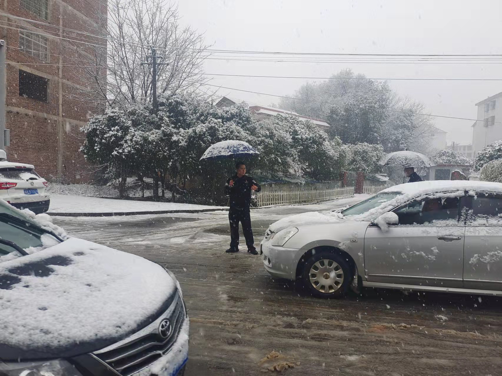 在沿溪中学附近,民警正在疏导交通。 在沿溪中学附近,民警正在疏导交通。