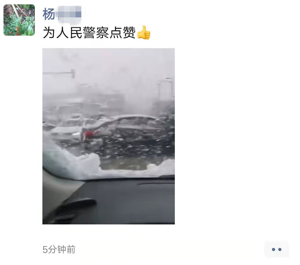 路过的群众拍下在雪中疏导交通的民警,并发朋友圈为其点赞。 路过的群众拍下在雪中疏导交通的民警,并发朋友圈为其点赞。
