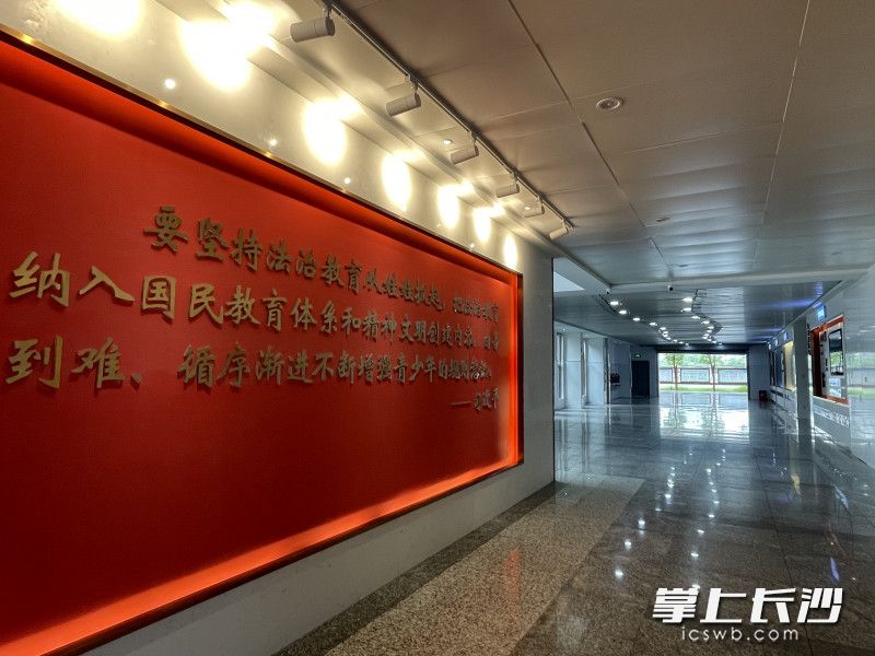 长沙市一中双语实验学校法治教育长廊。 长沙晚报全媒体记者 张洋子 摄
