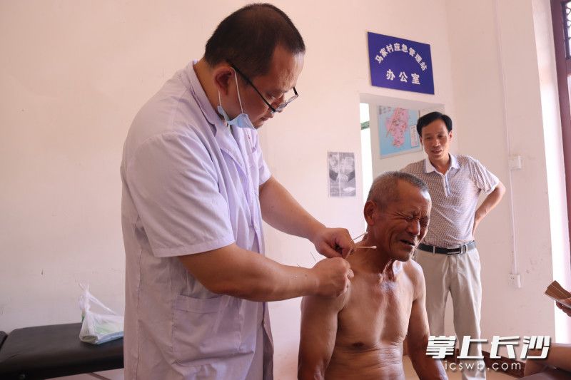 7月9日至15日,湖南中医药大学信息科学与工程学院“三下乡”社会实践团队一行26人到怀化市沅陵县麻溪铺镇马家村开展了为期一周的社会实践活动。均为学校供图 7月9日至15日,湖南中医药大学信息科学与工程学院“三下乡”社会实践团队一行26人到怀化市沅陵县麻溪铺镇马家村开展了为期一周的社会实践活动。均为学校供图