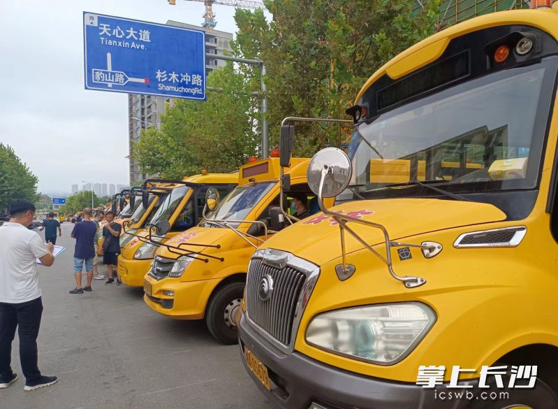 天心区对全区校车进行安全隐患排查。均为长沙晚报全媒体记者 陈良 摄