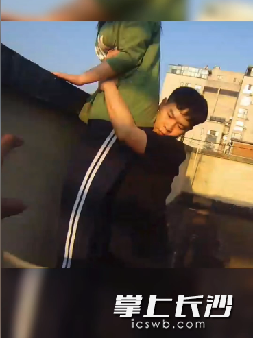 民警任仲将女孩抱了下来。通讯员 供图 民警任仲将女孩抱了下来。通讯员 供图