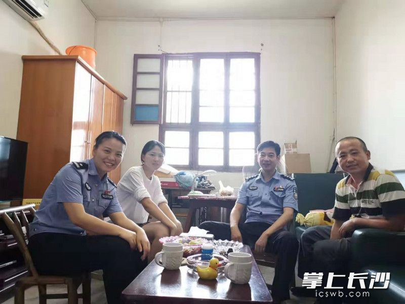 民警陈建(中)与受帮扶的居民在一起。通讯员 供图 民警陈建(中)与受帮扶的居民在一起。通讯员 供图