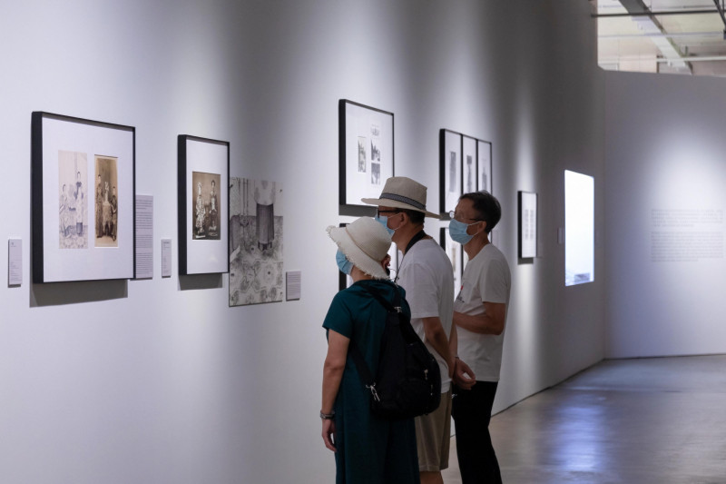 《影像时刻:早期中国摄影视觉的发生》观众看展。 《影像时刻:早期中国摄影视觉的发生》观众看展。
