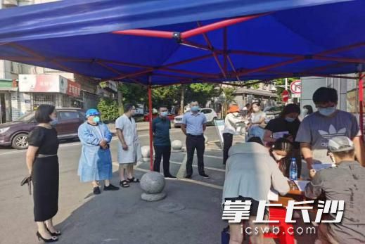 入场前进行“双码”检查。均为通讯员供图 入场前进行“双码”检查。均为通讯员供图