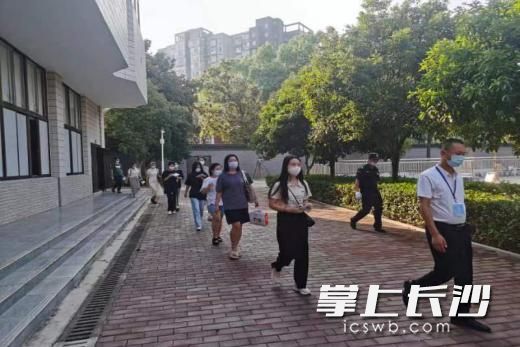 工作人员进行带队指引。 工作人员进行带队指引。