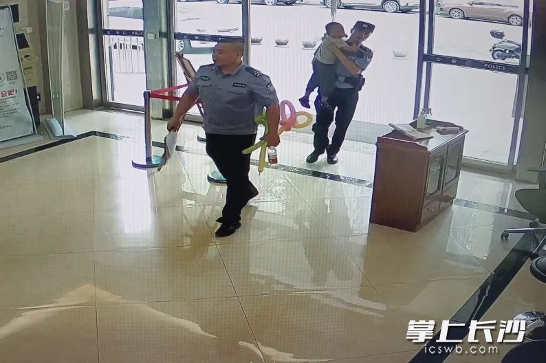 民警帮群众找到小孩。通讯员 供图 民警帮群众找到小孩。通讯员 供图