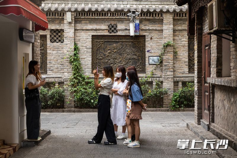 10月4日，丰盈西里，几名女子在老街上拍照。长沙晚报全媒体记者 董阳 摄