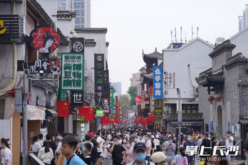 10月4日，太平街，市民游客人头攒动。长沙晚报全媒体记者 邓迪 摄