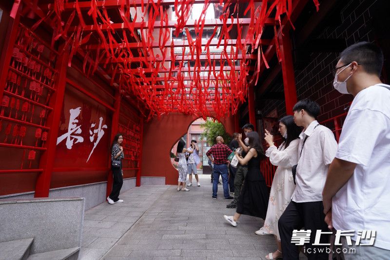 10月4日，坡子街火宫殿内，拍照的市民游客络绎不绝。长沙晚报全媒体记者 邓迪 摄