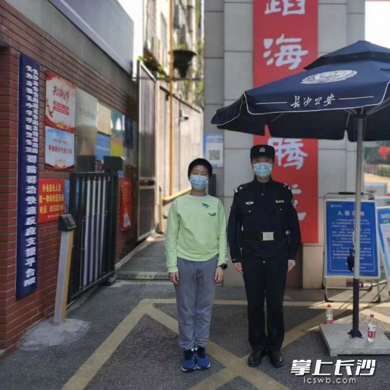 长沙男孩陪警察爸爸一起站岗。通讯员 供图 长沙男孩陪警察爸爸一起站岗。通讯员 供图