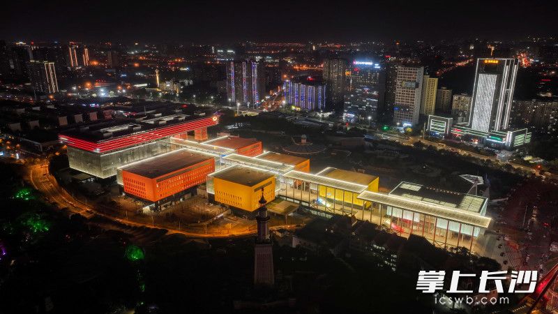 夜幕下的“七彩盒子”。长沙晚报全媒体记者 郭雨滴 通讯员 袁甲富 摄影报道 夜幕下的“七彩盒子”。长沙晚报全媒体记者 郭雨滴 通讯员 袁甲富 摄影报道