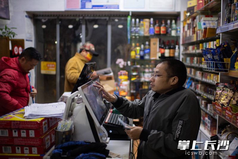 慈善超市内,郭海波在收银台前盘点存货。长沙晚报全媒体记者 黄启晴 摄 慈善超市内,郭海波在收银台前盘点存货。长沙晚报全媒体记者 黄启晴 摄