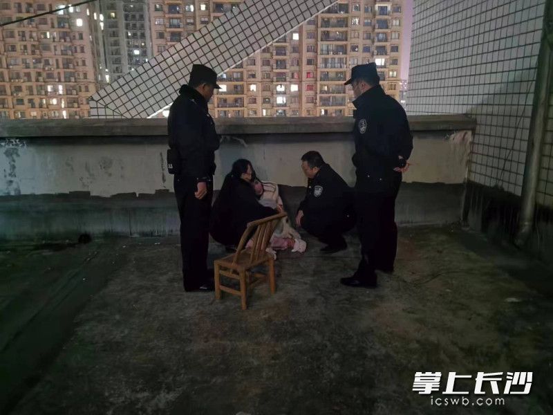 民辅警将女子从阳台上救了下来。长沙晚报通讯员 刘彬 供图 民辅警将女子从阳台上救了下来。长沙晚报通讯员 刘彬 供图