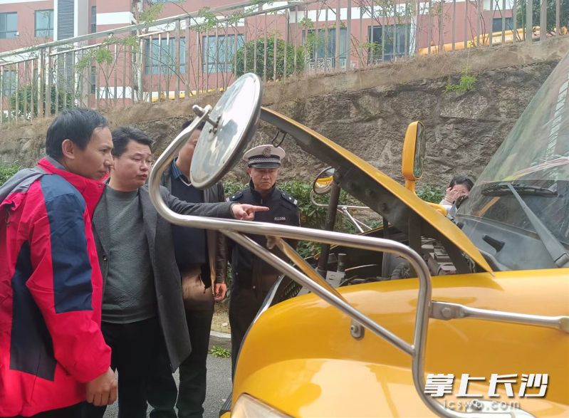 开学在即，天心区对全区校车进行“体检”。  均为长沙晚报全媒体记者陈良、通讯员吴军旗摄