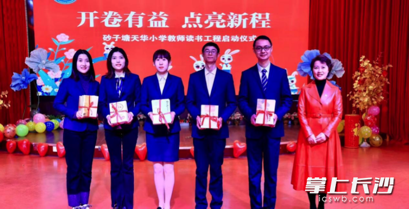 五位读书坊坊主接受赠书。 五位读书坊坊主接受赠书。
