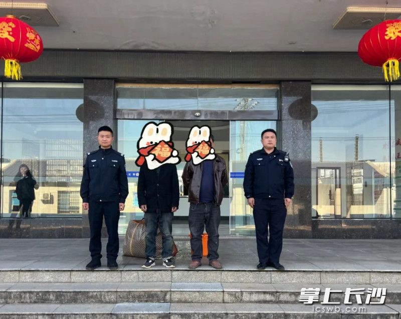 在民警帮助下,李某终于见到了阔别17年的家人。通讯员 江旭 供图 在民警帮助下,李某终于见到了阔别17年的家人。通讯员 江旭 供图