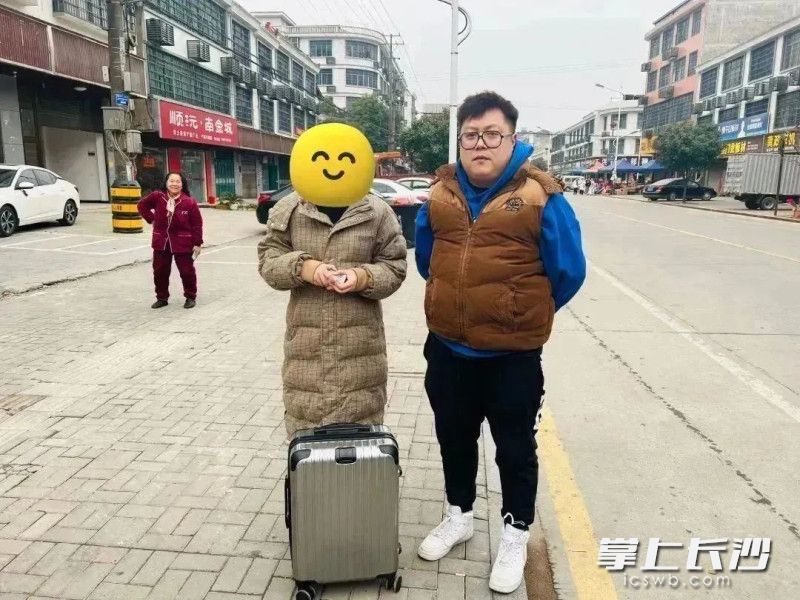 王巍将行李箱送回常德欧女士家人手中。均为通讯员 供图 王巍将行李箱送回常德欧女士家人手中。均为通讯员 供图