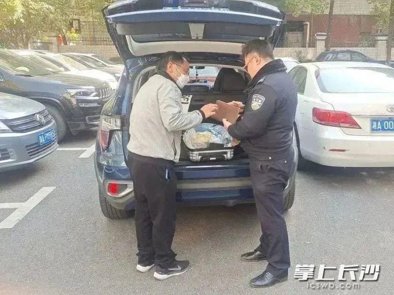 吴先生在四方坪派出所取回被错拿的行李箱。 吴先生在四方坪派出所取回被错拿的行李箱。