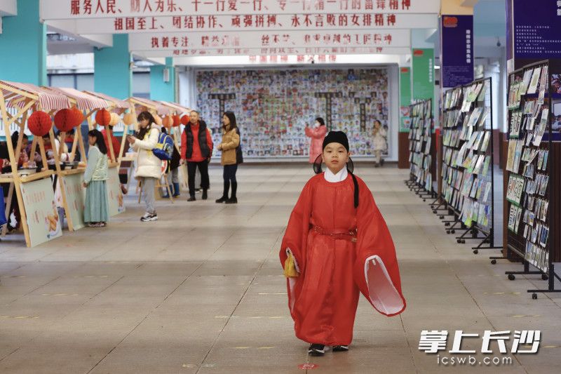 小小少年郎意气风发地走了过来。 小小少年郎意气风发地走了过来。