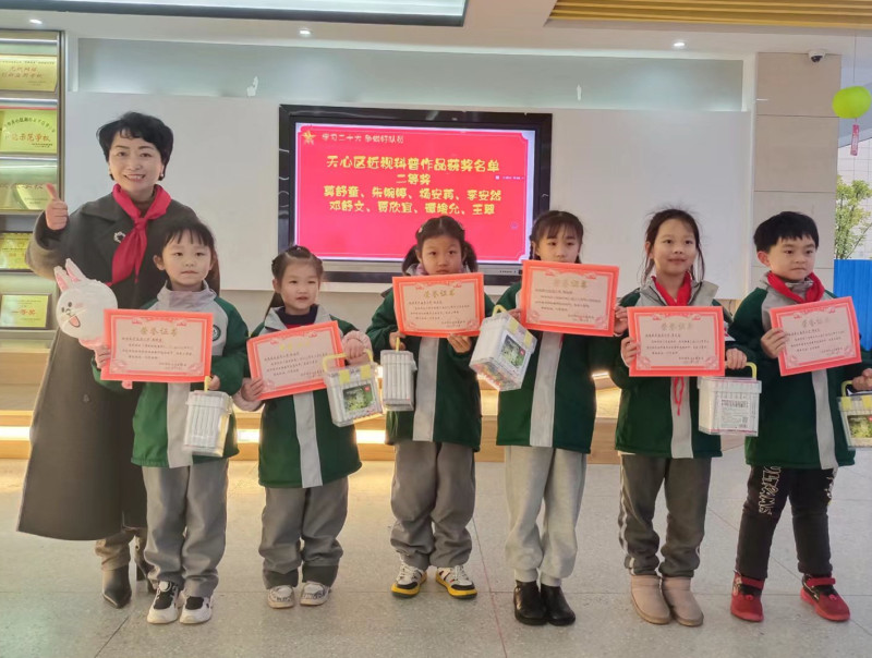 校长孟新给去年获奖的同学颁发奖状和奖品。