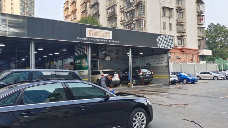 20日早上,佳诚车业完美生活店的洗车区就已经一片忙碌。 长沙晚报全媒体记者 曹开阳 摄 20日早上,佳诚车业完美生活店的洗车区就已经一片忙碌。 长沙晚报全媒体记者 曹开阳 摄