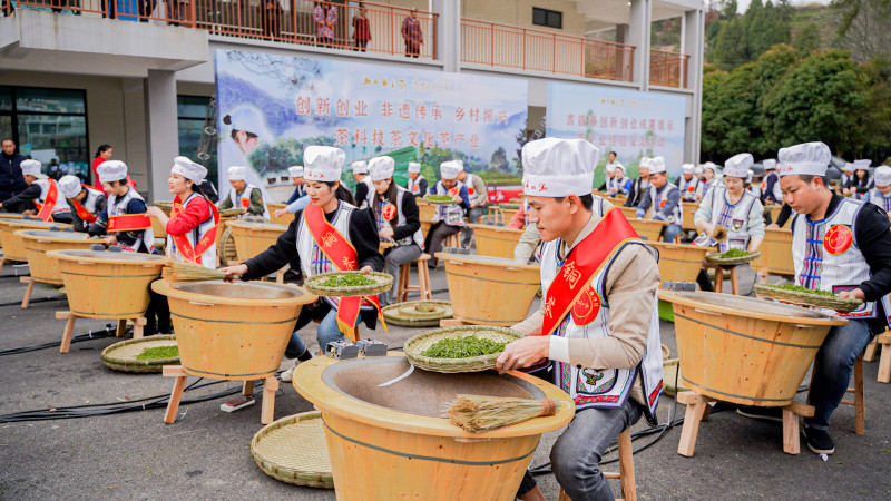 茶产业带动农民增收致富。 茶产业带动农民增收致富。