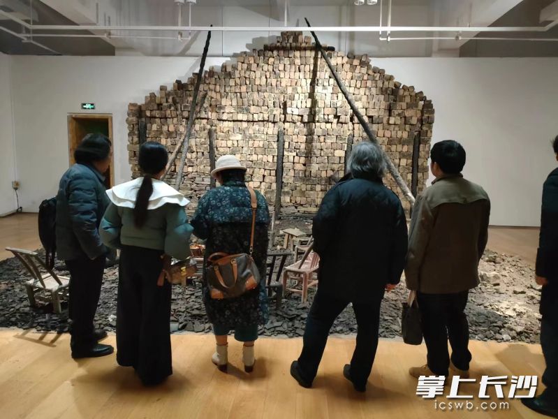 装置艺术还原大火焚毁房屋的残垣。