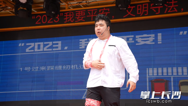 演员扮演的“交通事故伤者”讲述教训。 演员扮演的“交通事故伤者”讲述教训。