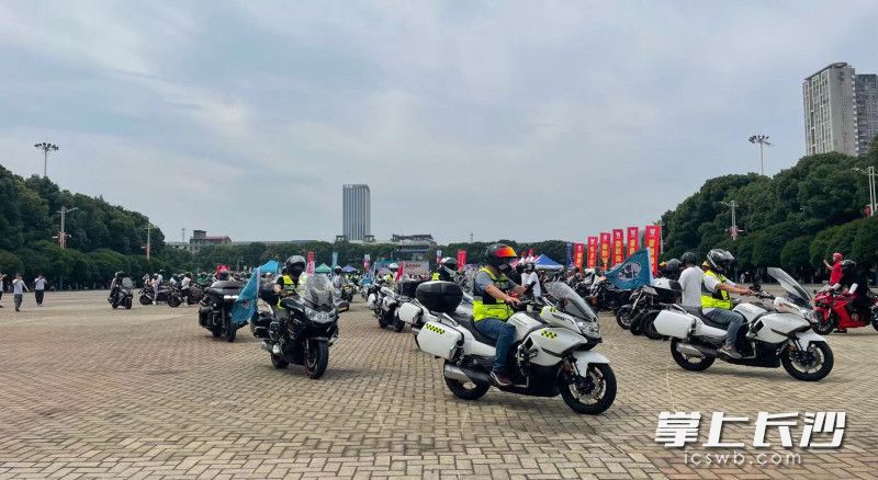 摩托车驶出活动现场。 全媒体记者 张洋子 摄 摩托车驶出活动现场。 全媒体记者 张洋子 摄