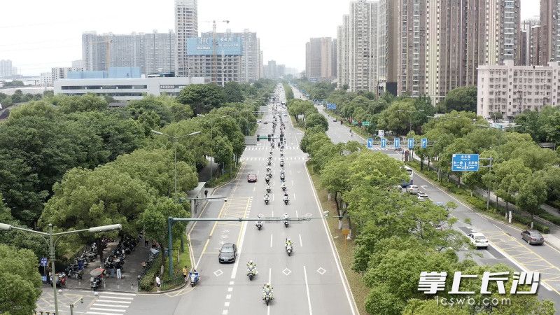 英姿飒爽的机车队伍在长沙县街头形成了一道流动的美丽风景线。 英姿飒爽的机车队伍在长沙县街头形成了一道流动的美丽风景线。