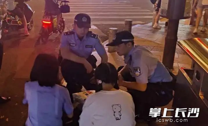 几位民警围坐在女孩身边。均为长沙晚报通讯员 齐萱烨 供图 几位民警围坐在女孩身边。均为长沙晚报通讯员 齐萱烨 供图