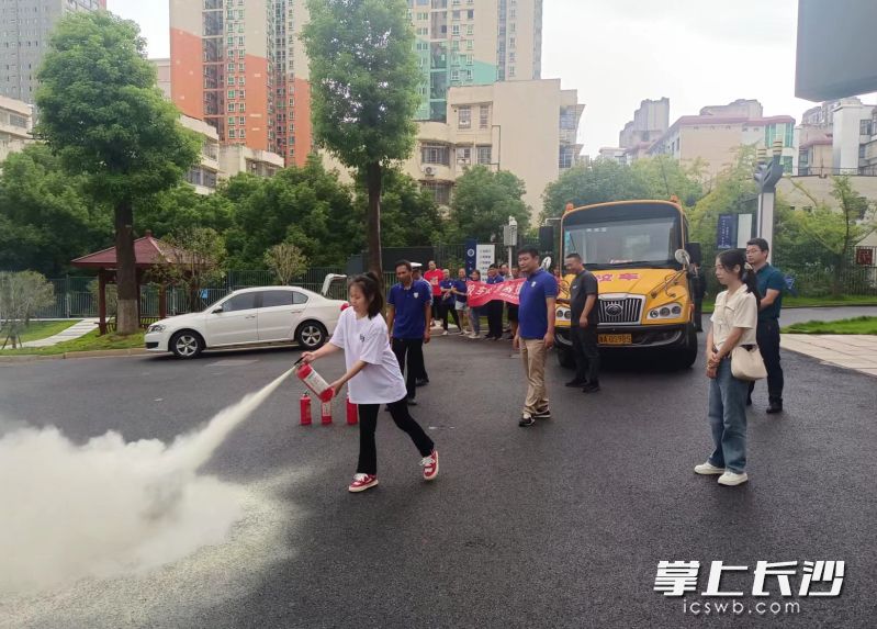 一名校车照管员在灭火。