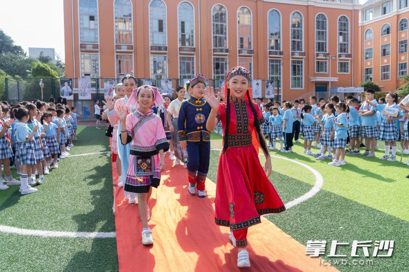 各民族学生代表身着民族服装亮相。 各民族学生代表身着民族服装亮相。