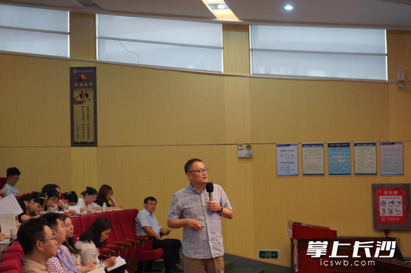浙江师范大学教授、博士生导师任俊为长雅中学老师们带来一场生动有趣的“从习得性无助到提高乐商”讲座。 浙江师范大学教授、博士生导师任俊为长雅中学老师们带来一场生动有趣的“从习得性无助到提高乐商”讲座。