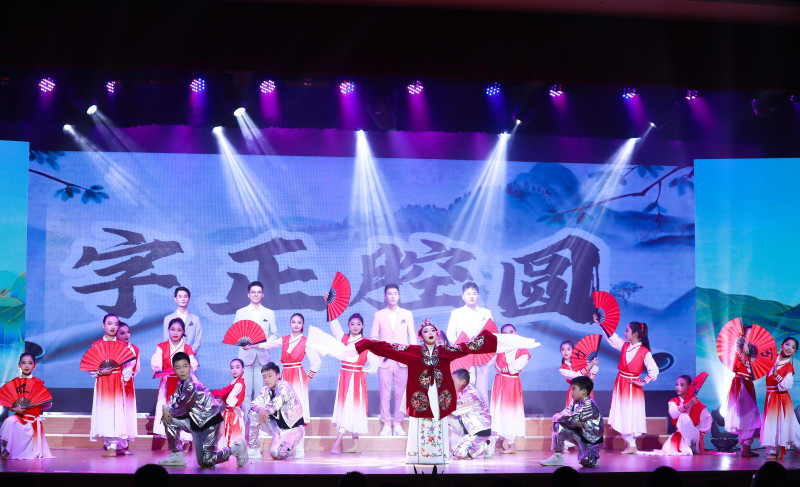 仰天湖桂花坪小学师生带来歌舞《跟我念字正腔圆》。均为长沙晚报通讯员供图 仰天湖桂花坪小学师生带来歌舞《跟我念字正腔圆》。均为长沙晚报通讯员供图