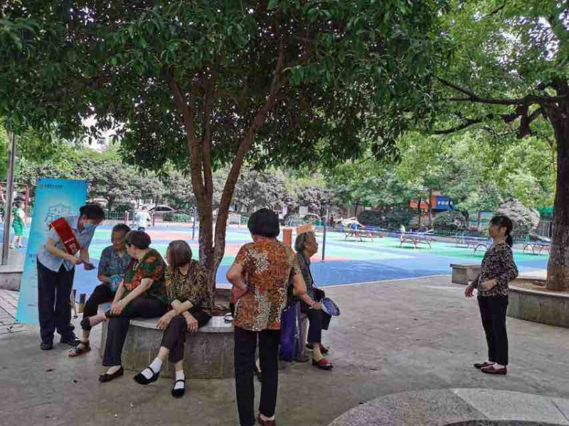 衡阳分行营业部工作人员向老年群体宣讲金融知识。均为通讯员供图