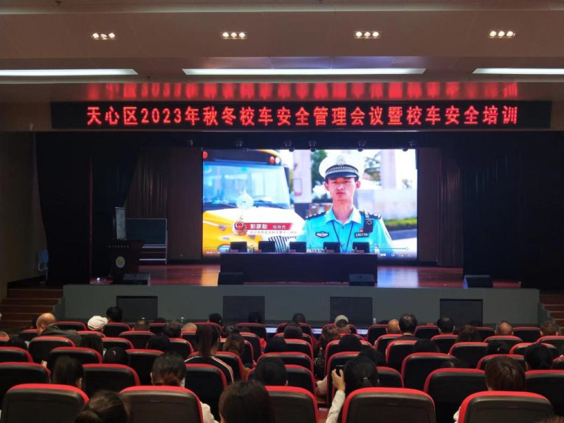 观看交通警示教育片《安全是孩子回家最近的路》。长沙晚报通讯员 许可 摄 观看交通警示教育片《安全是孩子回家最近的路》。长沙晚报通讯员 许可 摄