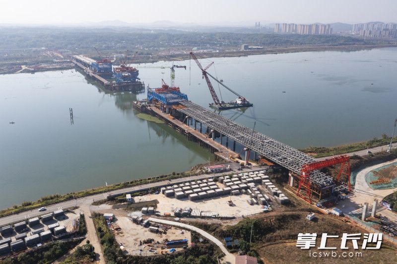 暮坪湘江特大桥正在加紧建设之中。 暮坪湘江特大桥正在加紧建设之中。
