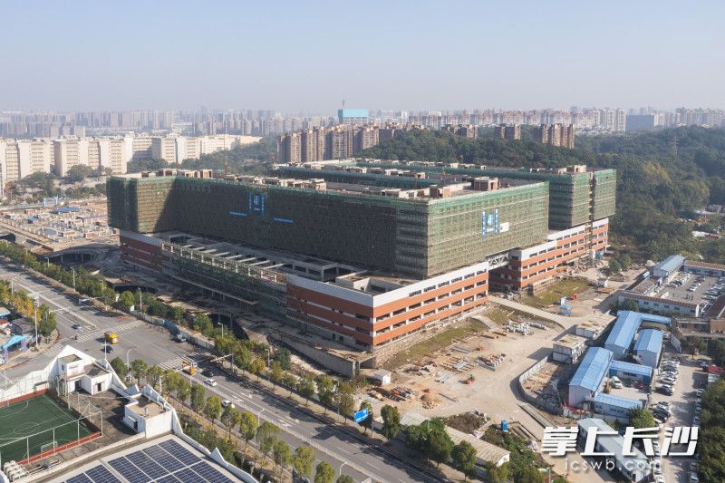 中南大学湘雅医院新院区楼体正在进行外立面施工。 除注明其他来源外,图片均为长沙晚报全媒体记者 黄启晴 摄 中南大学湘雅医院新院区楼体正在进行外立面施工。 除注明其他来源外,图片均为长沙晚报全媒体记者 黄启晴 摄