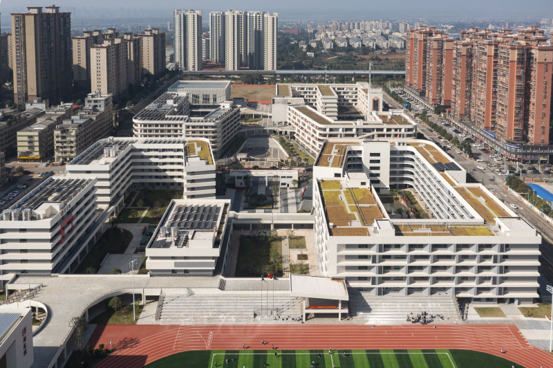 新建成的长沙市一中城南初级中学,学生们正在操场运动。 新建成的长沙市一中城南初级中学,学生们正在操场运动。