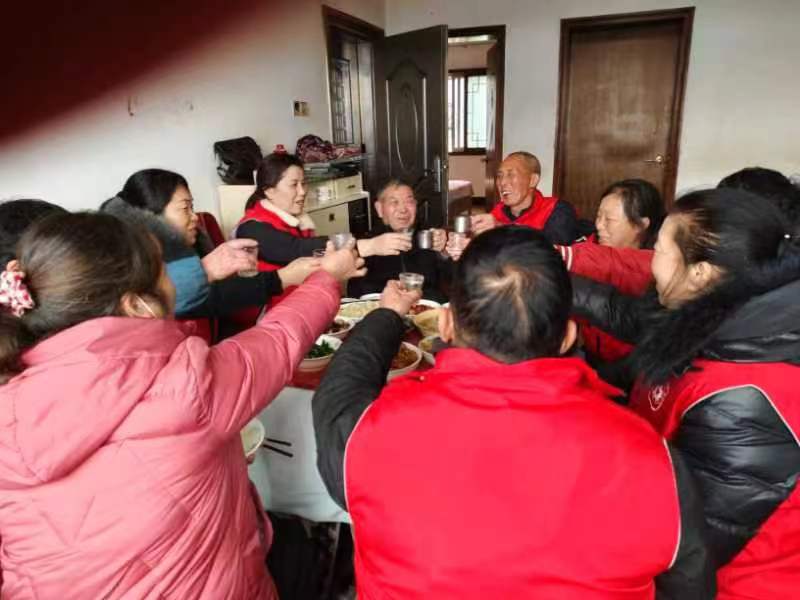 温馨的小年饭。长沙晚报通讯员 陈利娟 摄 温馨的小年饭。长沙晚报通讯员 陈利娟 摄