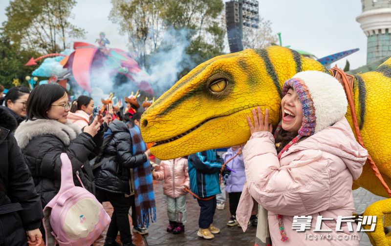 今日上午,株洲方特“龙闹新春快乐过大年”活动开启。均为长沙晚报全媒体记者 贺文兵 摄 今日上午,株洲方特“龙闹新春快乐过大年”活动开启。均为长沙晚报全媒体记者 贺文兵 摄