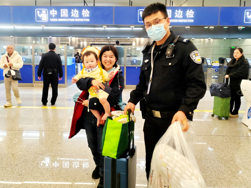 长沙边检站工作人员帮助出入境旅客提拿行李。 均为长沙晚报通讯员王亚博供图 长沙边检站工作人员帮助出入境旅客提拿行李。 均为长沙晚报通讯员王亚博供图