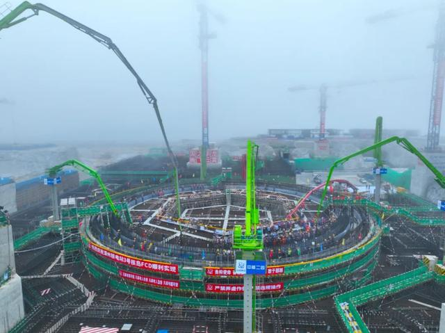 中联重科塔式布料机群助力漳州核电二期工程3号机组建设。(图片来源于中核集团微信公众号) 中联重科塔式布料机群助力漳州核电二期工程3号机组建设。(图片来源于中核集团微信公众号)