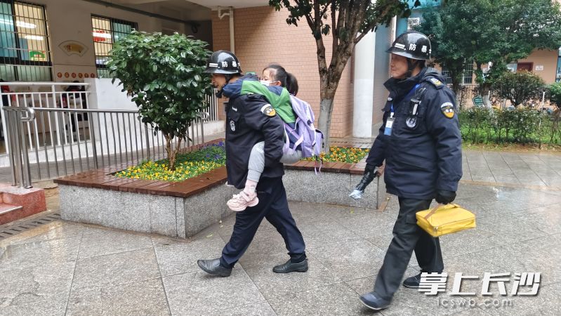 保安曹智和刘江轮流背着小女孩去教室。 均为长沙晚报通讯员王国光摄 保安曹智和刘江轮流背着小女孩去教室。 均为长沙晚报通讯员王国光摄