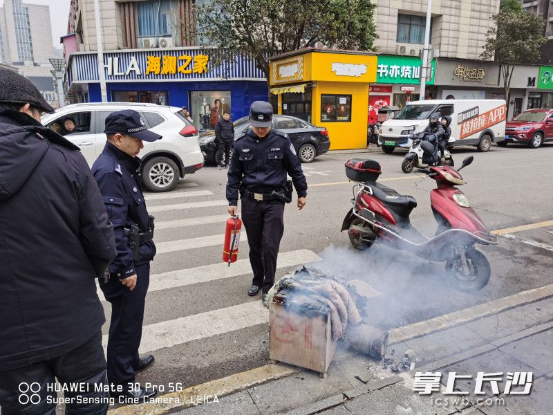 民警秒变消防员。 民警秒变消防员。