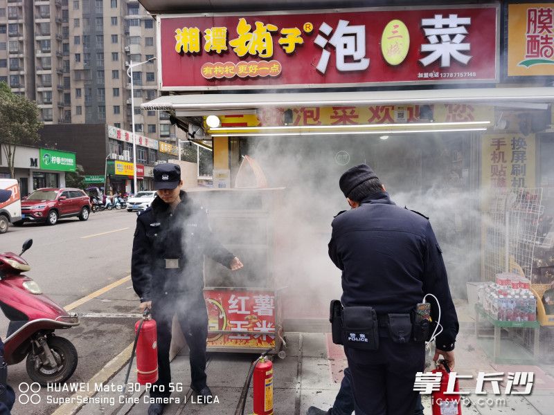 民警遇火情秒变消防员。均为长沙晚报通讯员 唐采苓 供图 民警遇火情秒变消防员。均为长沙晚报通讯员 唐采苓 供图